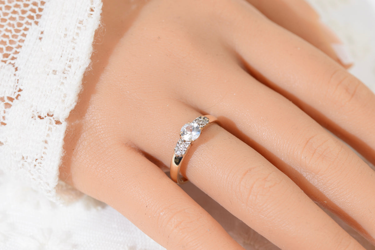 9ct Gold Solitaire Ring With Accents White Zircon Gemstones Birmingham Hallmark (A1913)
