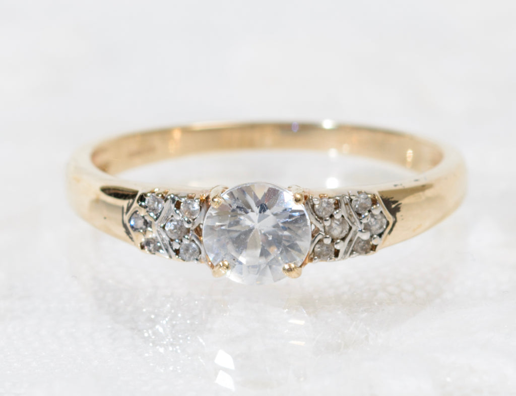 9ct Gold Solitaire Ring With Accents White Zircon Gemstones Birmingham Hallmark (A1913)