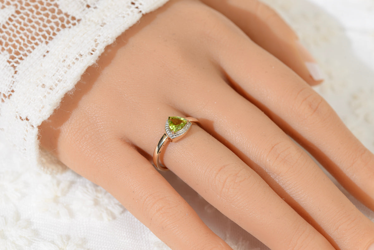 Lovely 9ct Gold & Trilliant Cut Peridot Gemstone Ring Ladies Size P (A1914)