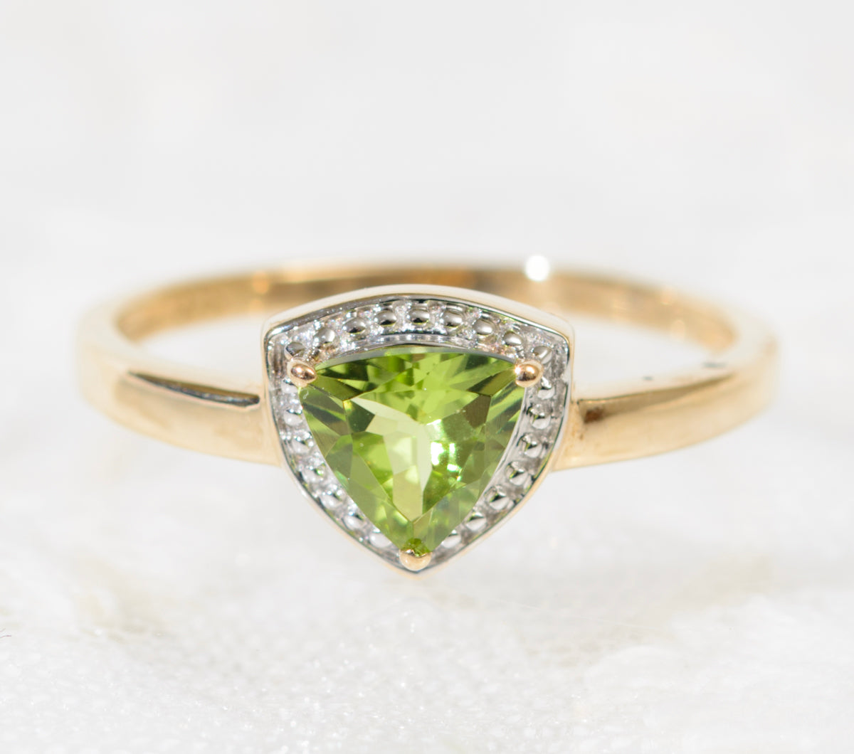 Lovely 9ct Gold & Trilliant Cut Peridot Gemstone Ring Ladies Size P (A1914)