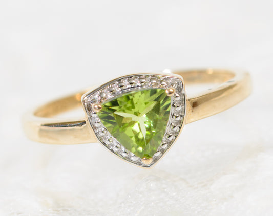 Lovely 9ct Gold & Trilliant Cut Peridot Gemstone Ring Ladies Size P (A1914)