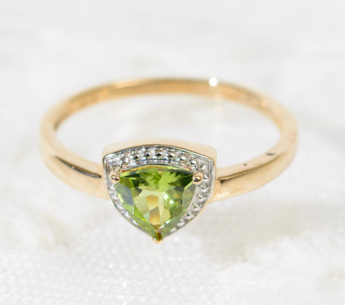 Lovely 9ct Gold & Trilliant Cut Peridot Gemstone Ring Ladies Size P (A1914)