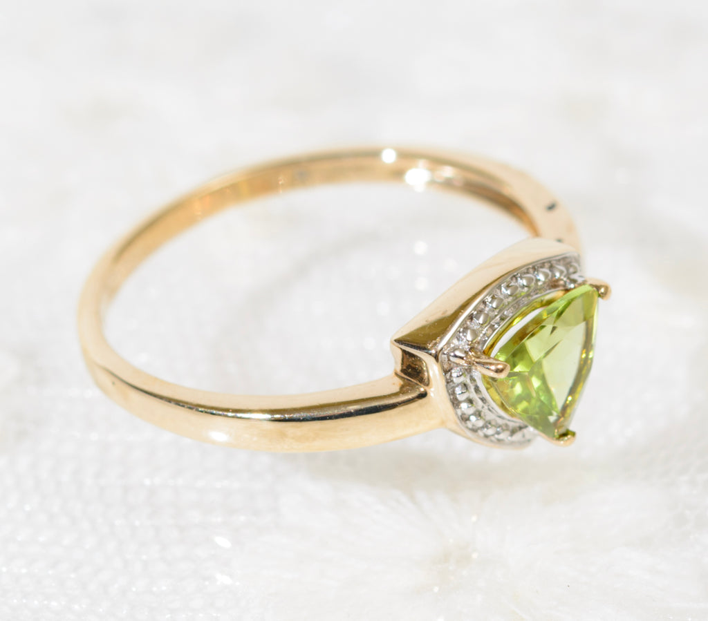Lovely 9ct Gold & Trilliant Cut Peridot Gemstone Ring Ladies Size P (A1914)