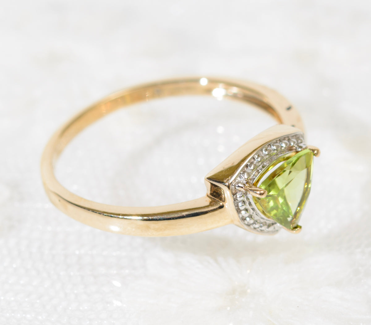 Lovely 9ct Gold & Trilliant Cut Peridot Gemstone Ring Ladies Size P (A1914)