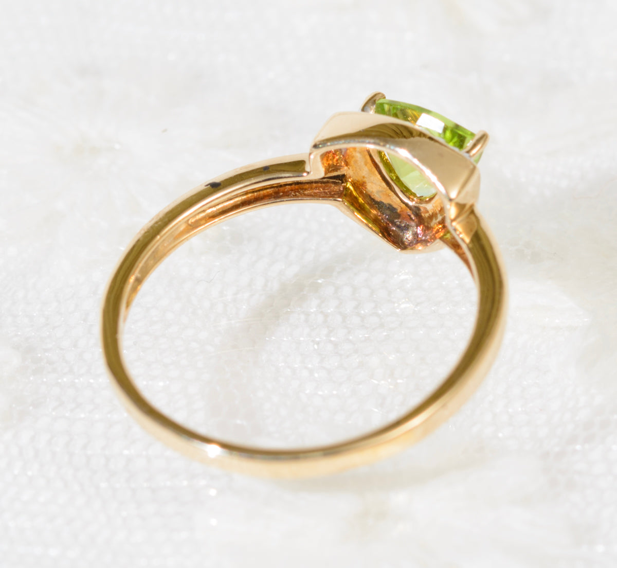Lovely 9ct Gold & Trilliant Cut Peridot Gemstone Ring Ladies Size P (A1914)