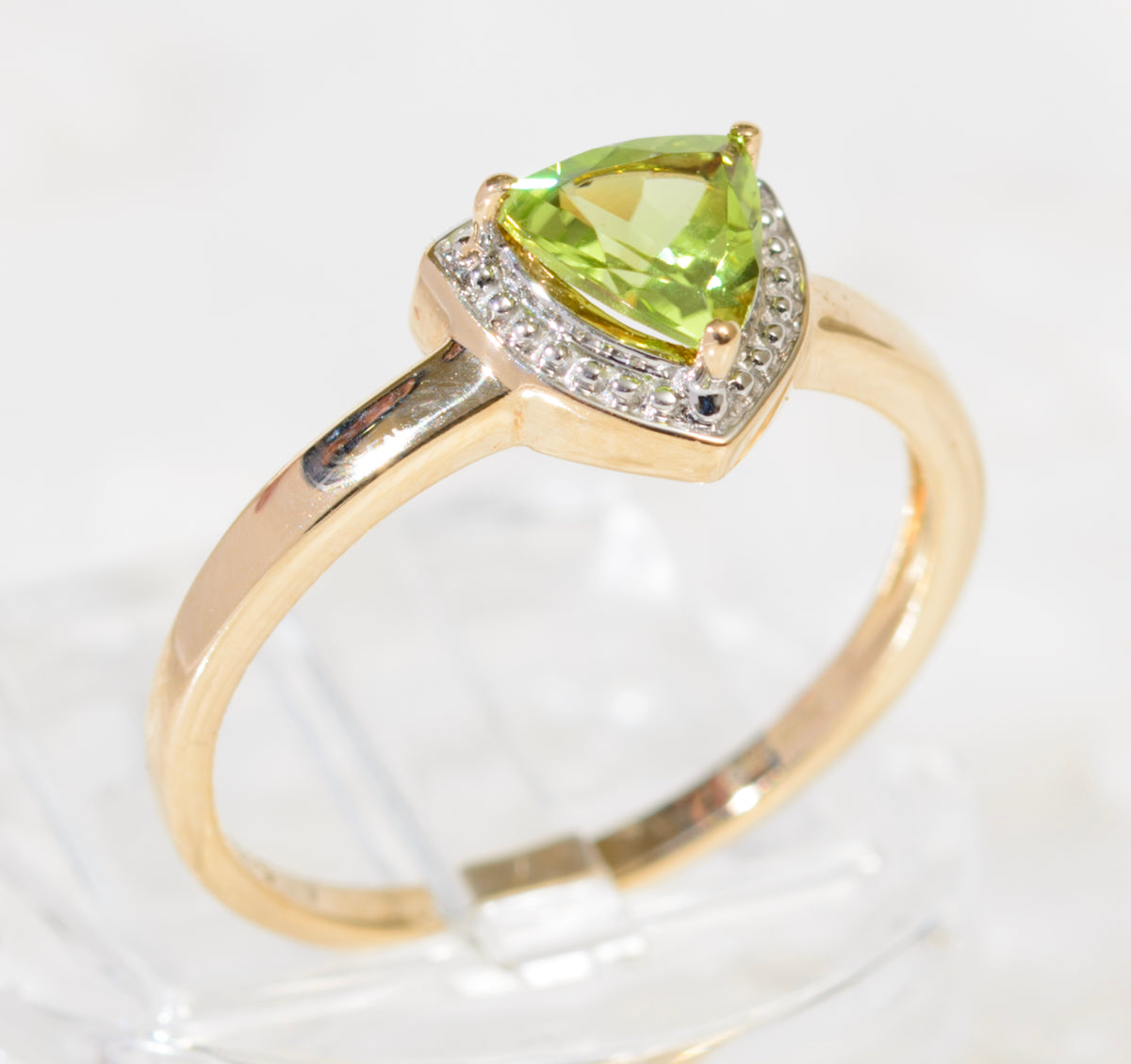 Lovely 9ct Gold & Trilliant Cut Peridot Gemstone Ring Ladies Size P (A1914)