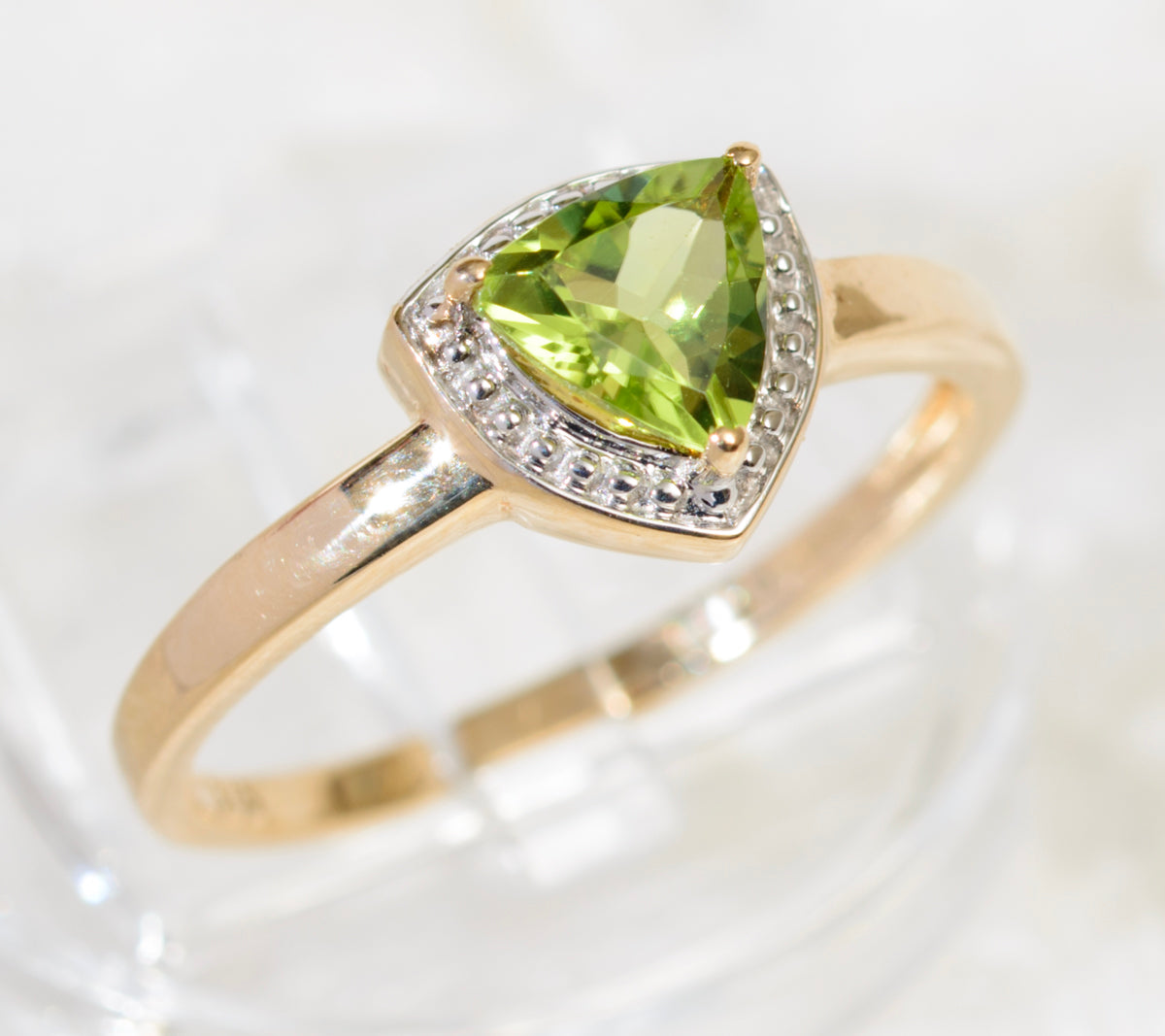 Lovely 9ct Gold & Trilliant Cut Peridot Gemstone Ring Ladies Size P (A1914)