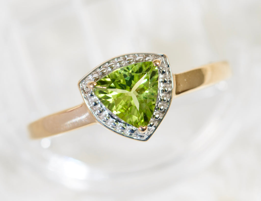 Lovely 9ct Gold & Trilliant Cut Peridot Gemstone Ring Ladies Size P (A1914)