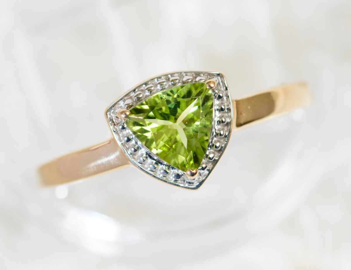 Lovely 9ct Gold & Trilliant Cut Peridot Gemstone Ring Ladies Size P (A1914)