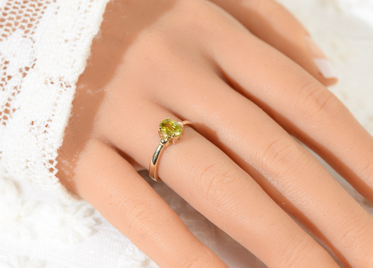 9ct Gold Solitaire Ring With Natural Green Peridot Gemstone UK Size N1/2 (A1916)