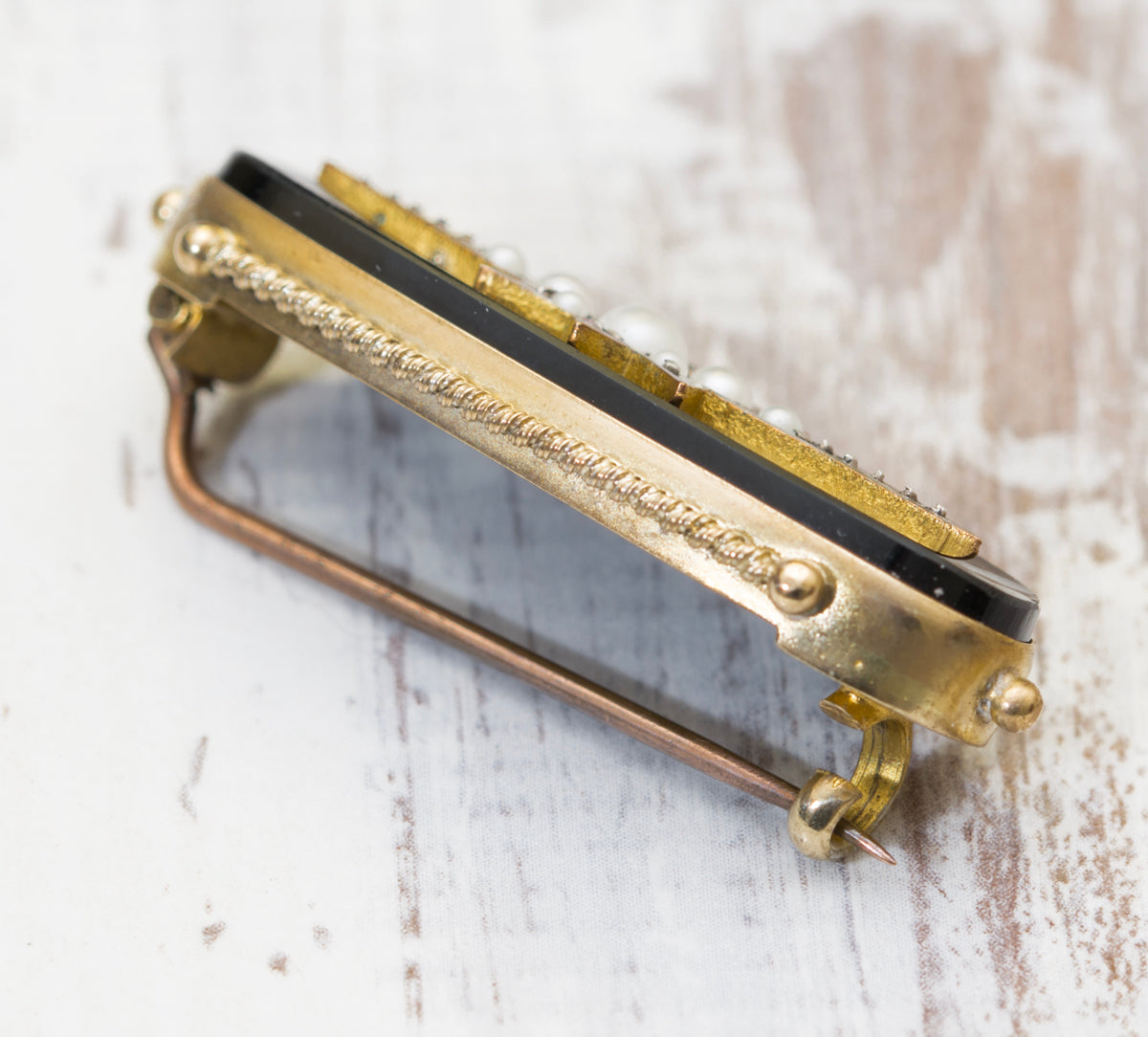 Antique Victorian Mourning Brooch/Pin In Gilt Metal Onyx & Seed Pearls (A1995)