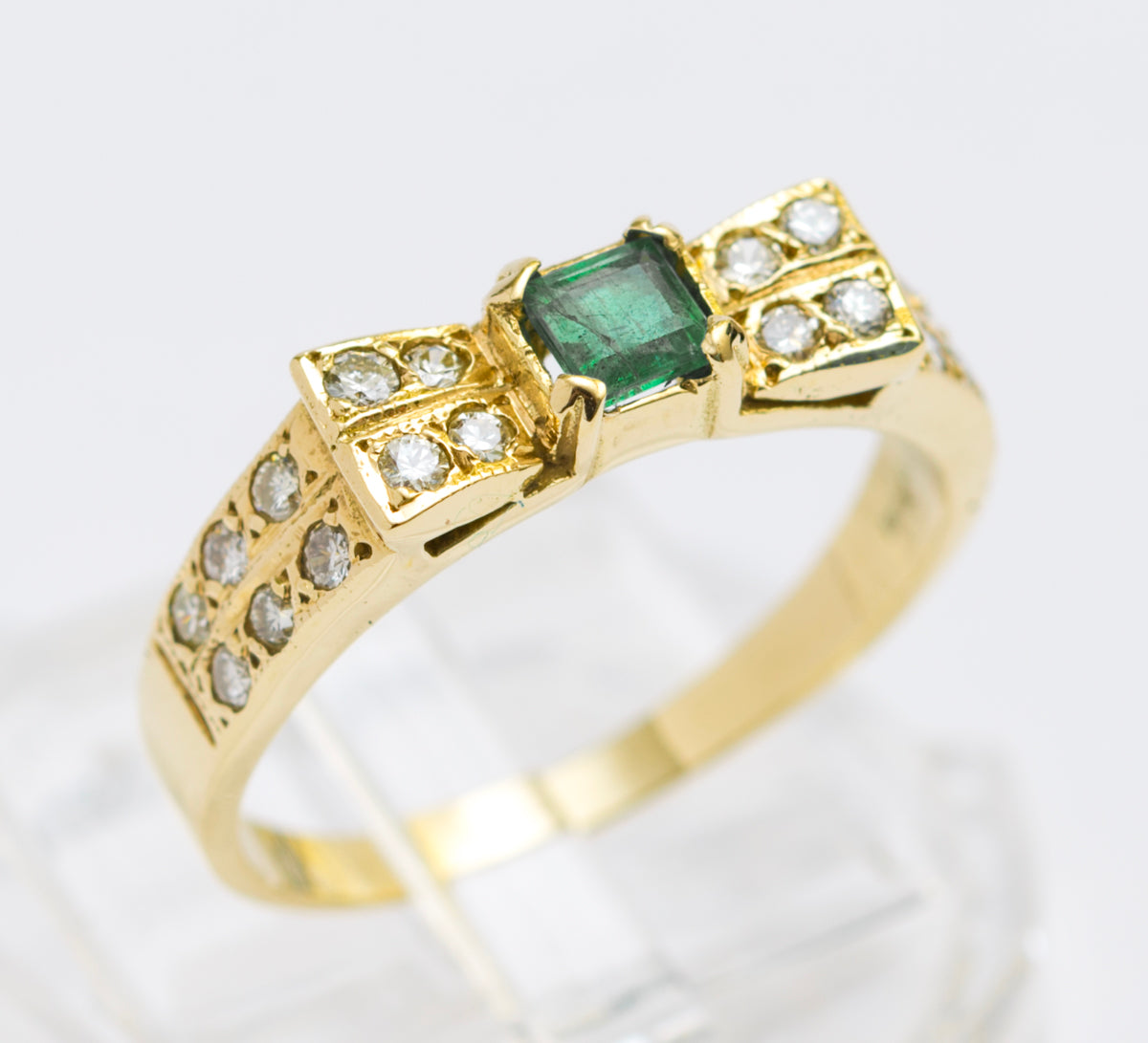 18ct Yellow Gold Ring With Natural Emerald & Multi Diamond Setting Y2K Jewellery (A2026)