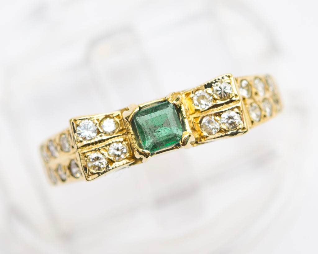 18ct Yellow Gold Ring With Natural Emerald & Multi Diamond Setting Y2K Jewellery (A2026)