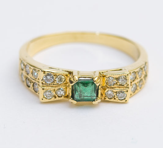18ct Yellow Gold Ring With Natural Emerald & Multi Diamond Setting Y2K Jewellery (A2026)
