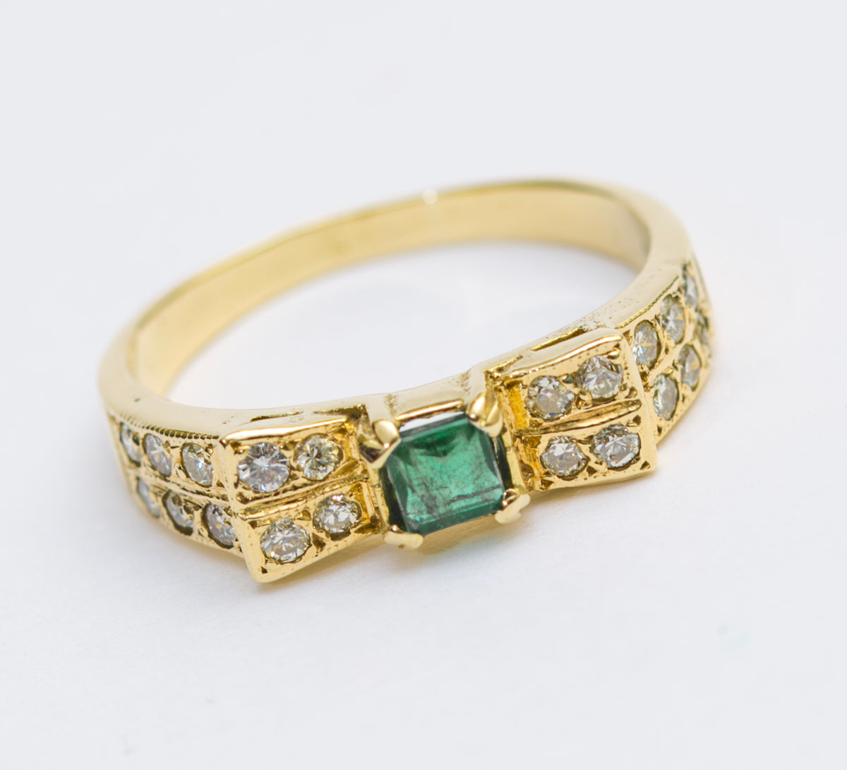 18ct Yellow Gold Ring With Natural Emerald & Multi Diamond Setting Y2K Jewellery (A2026)