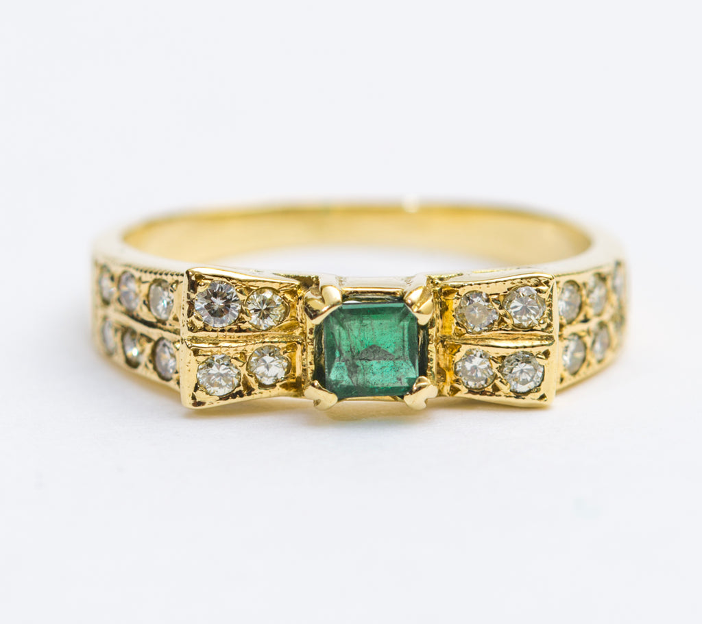 18ct Yellow Gold Ring With Natural Emerald & Multi Diamond Setting Y2K Jewellery (A2026)