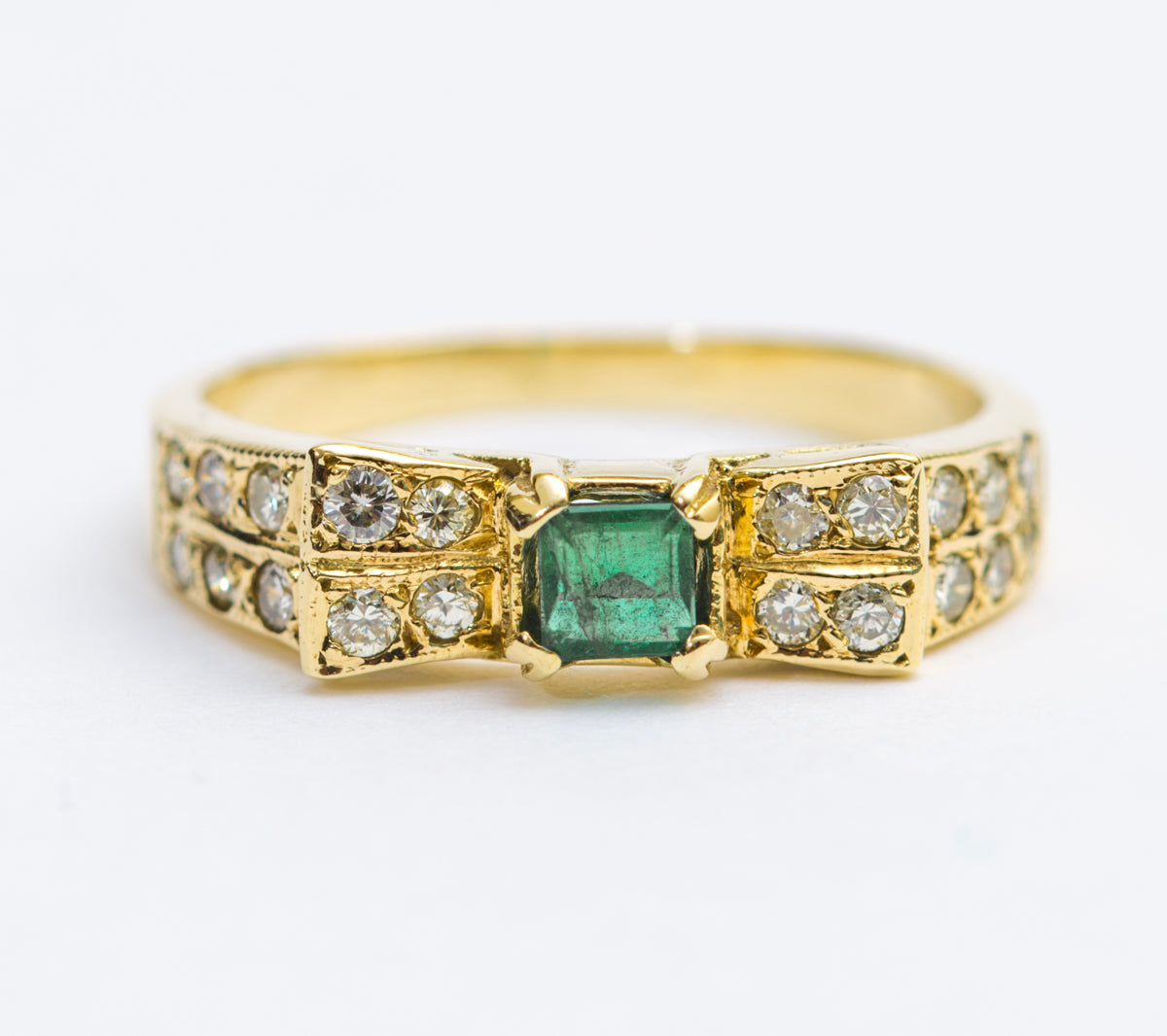 18ct Yellow Gold Ring With Natural Emerald & Multi Diamond Setting Y2K Jewellery (A2026)
