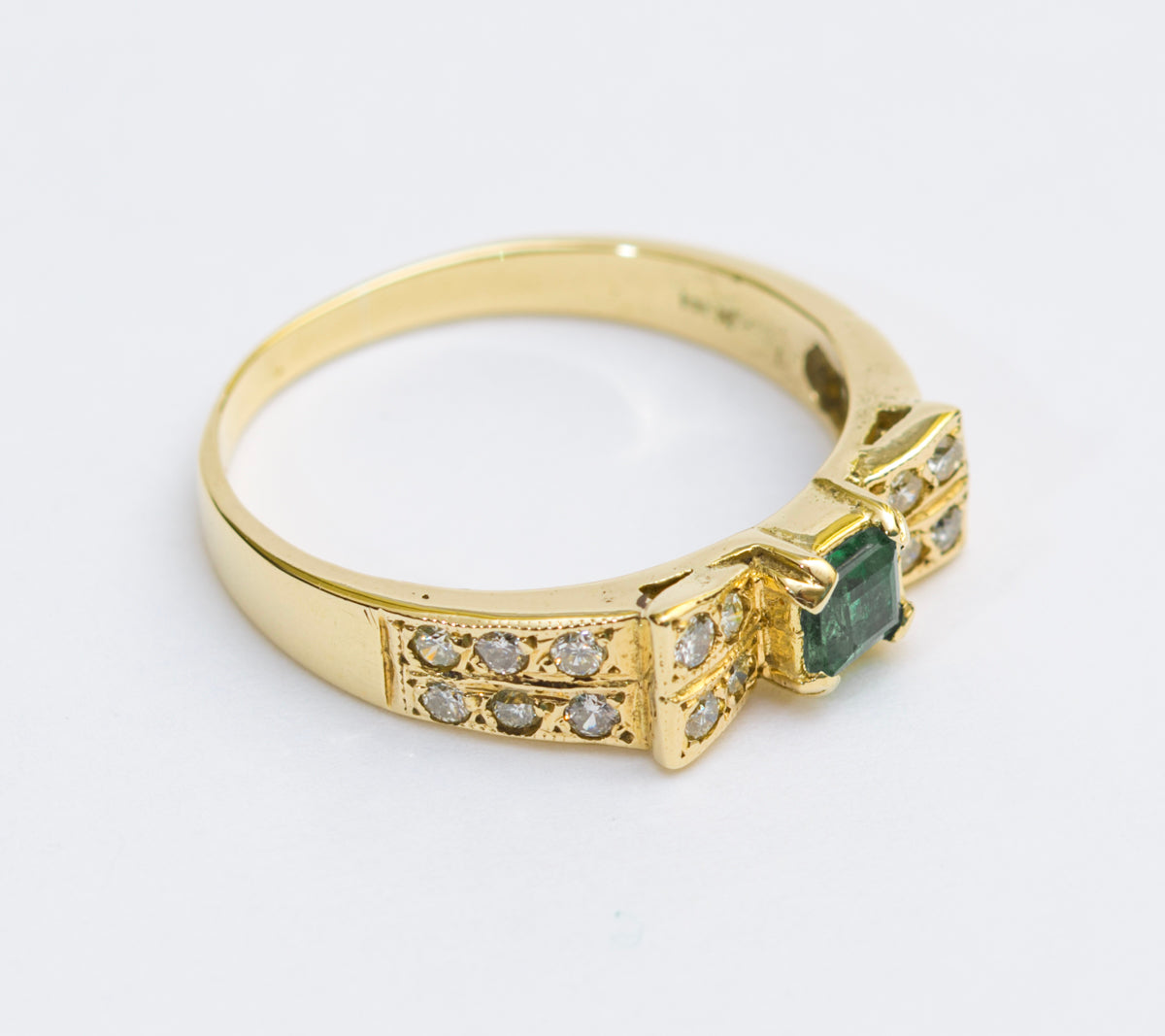 18ct Yellow Gold Ring With Natural Emerald & Multi Diamond Setting Y2K Jewellery (A2026)