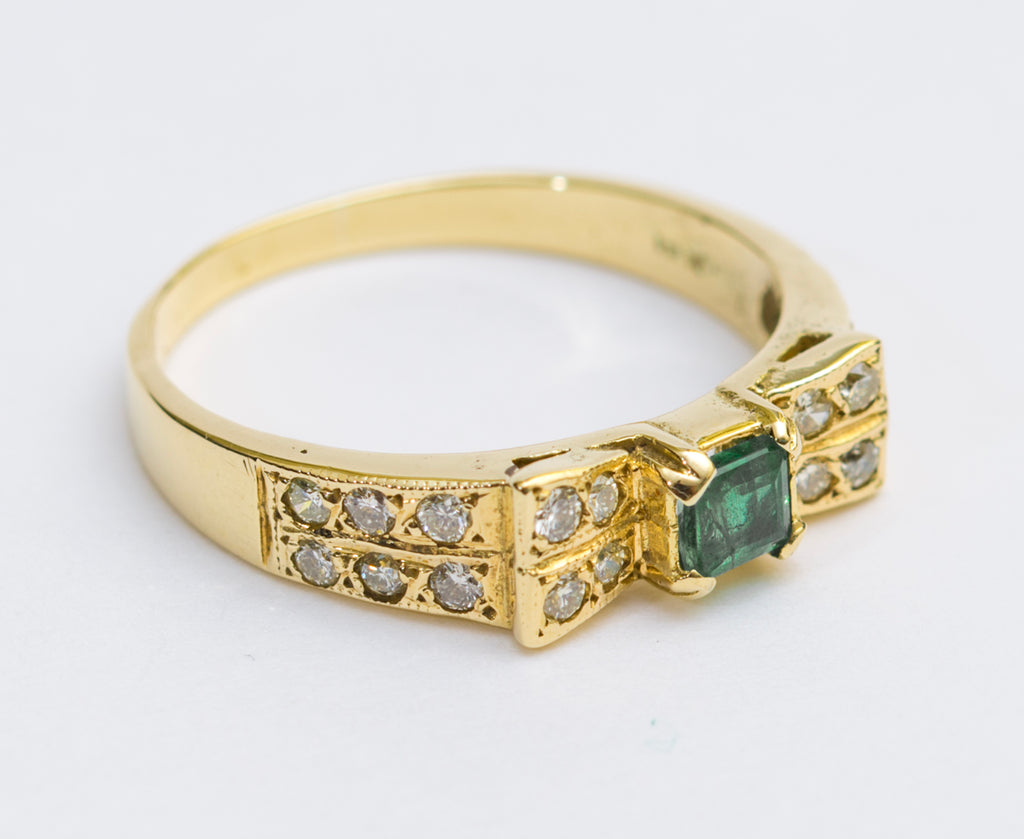 18ct Yellow Gold Ring With Natural Emerald & Multi Diamond Setting Y2K Jewellery (A2026)