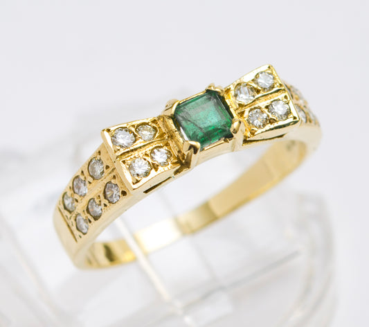 18ct Yellow Gold Ring With Natural Emerald & Multi Diamond Setting Y2K Jewellery (A2026)
