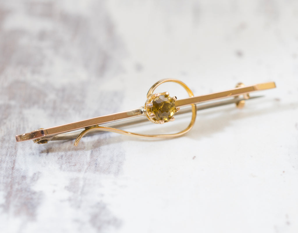 Antique 9ct Rose Gold Bar Brooch With Peridot Gemstone & Scroll Decoration (A2039)