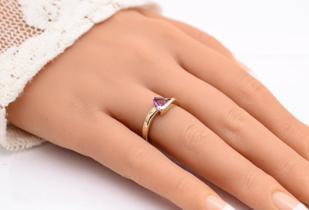 Vintage 9ct Yellow Gold Ring With Trilliant Cut Amethyst & Natural Diamonds UK Size O1/2 (A2093)