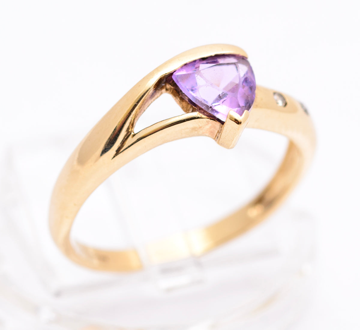 Vintage 9ct Yellow Gold Ring With Trilliant Cut Amethyst & Natural Diamonds UK Size O1/2 (A2093)