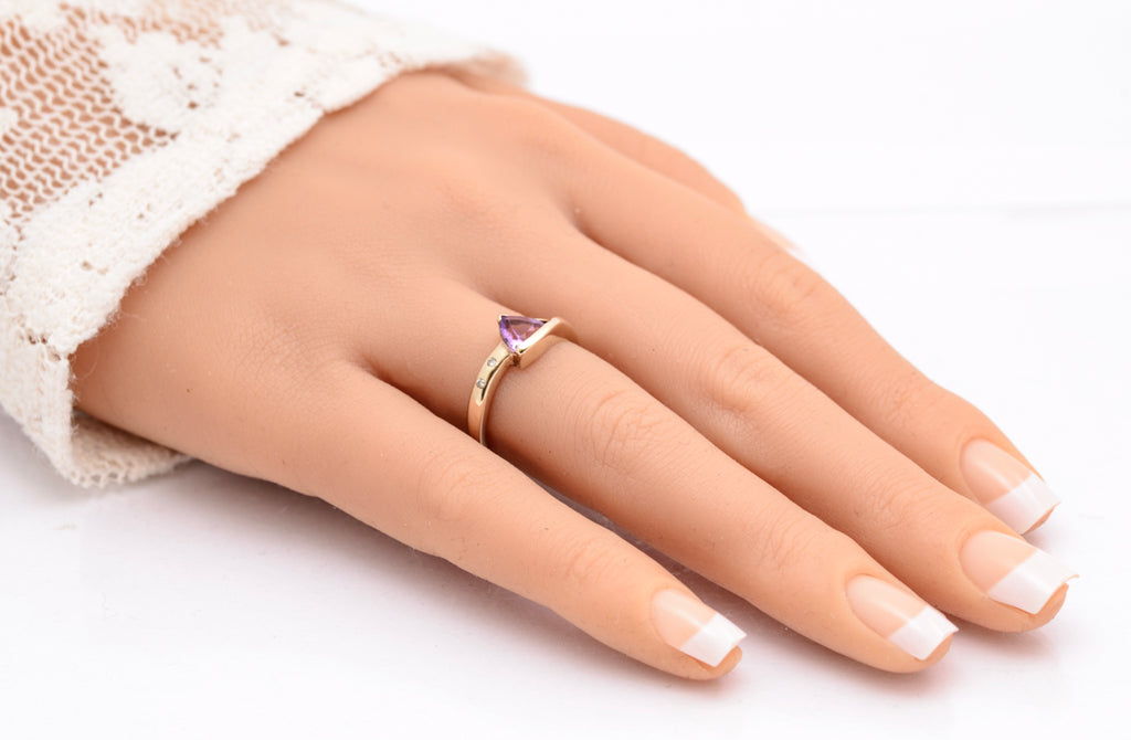 Vintage 9ct Yellow Gold Ring With Trilliant Cut Amethyst & Natural Diamonds UK Size O1/2 (A2093)