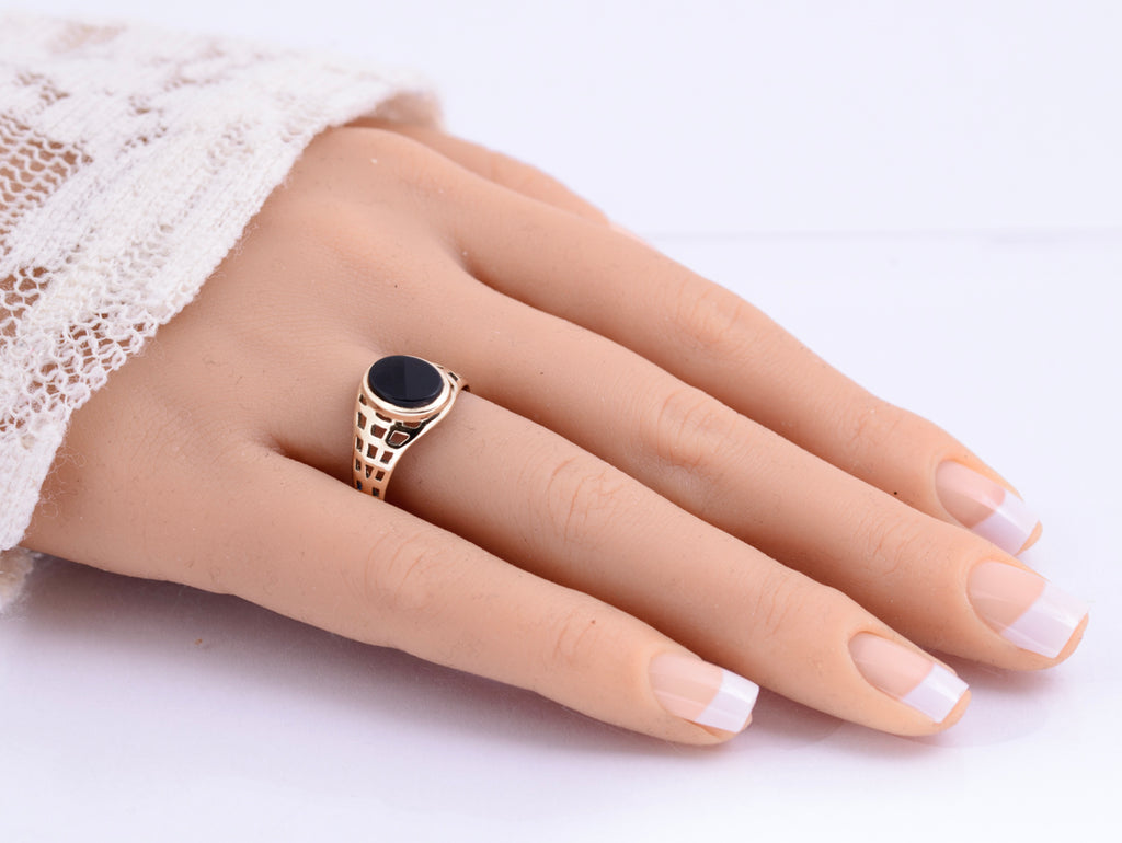 Vintage 9ct Yellow Gold Signet Ring With Black Onyx & Lattice Cut Shoulders (A2134)