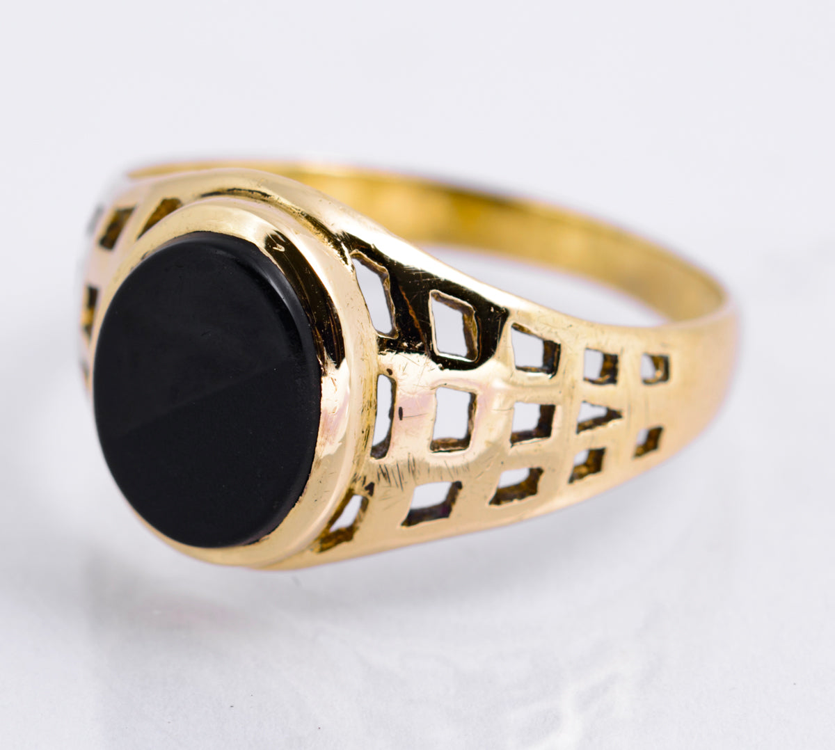 Vintage 9ct Yellow Gold Signet Ring With Black Onyx & Lattice Cut Shoulders (A2134)