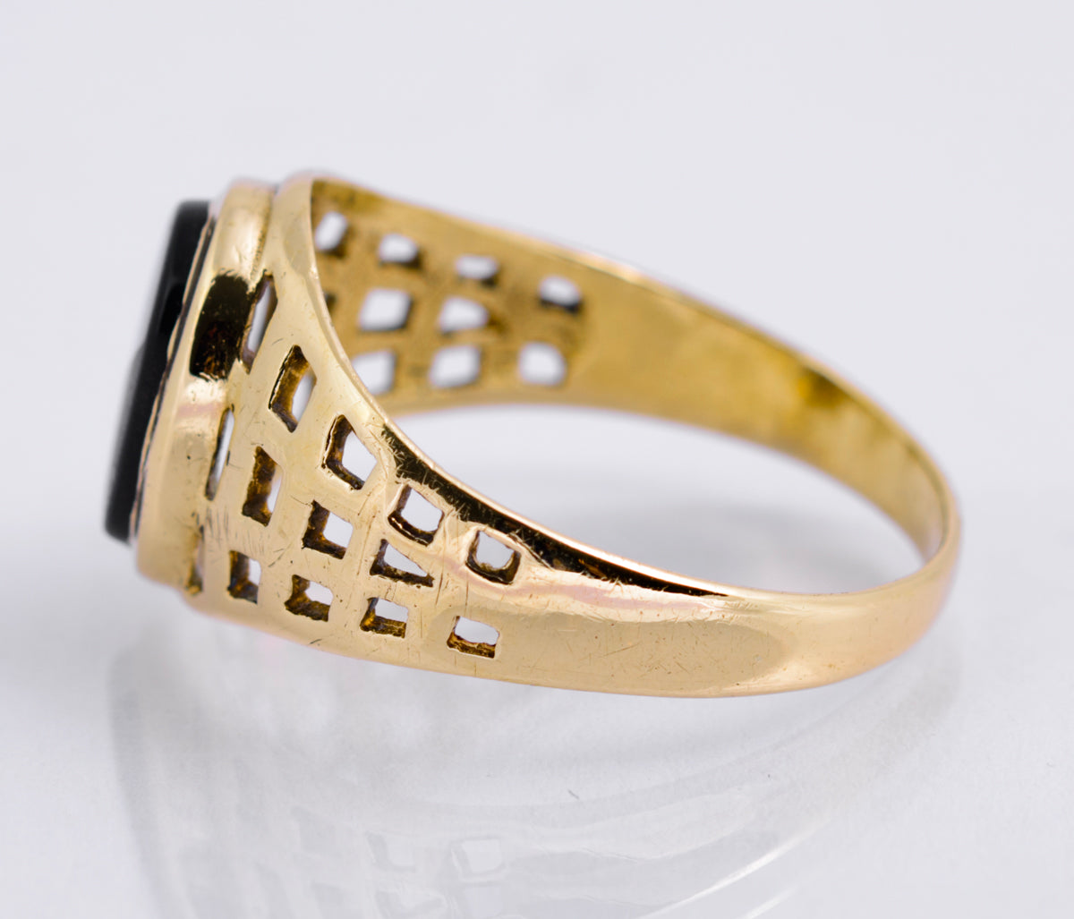 Vintage 9ct Yellow Gold Signet Ring With Black Onyx & Lattice Cut Shoulders (A2134)