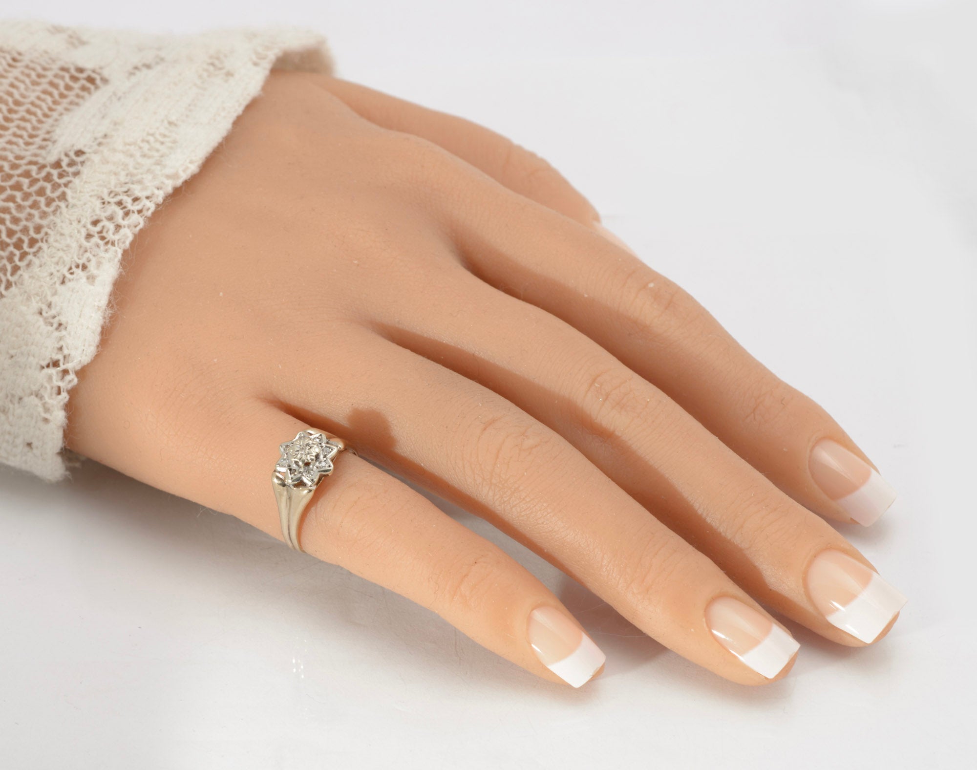 Vintage 9ct Gold Diamond Flower Cluster Ring - Divided Shoulders - Sheffield c.1977 - UK Size L - A440