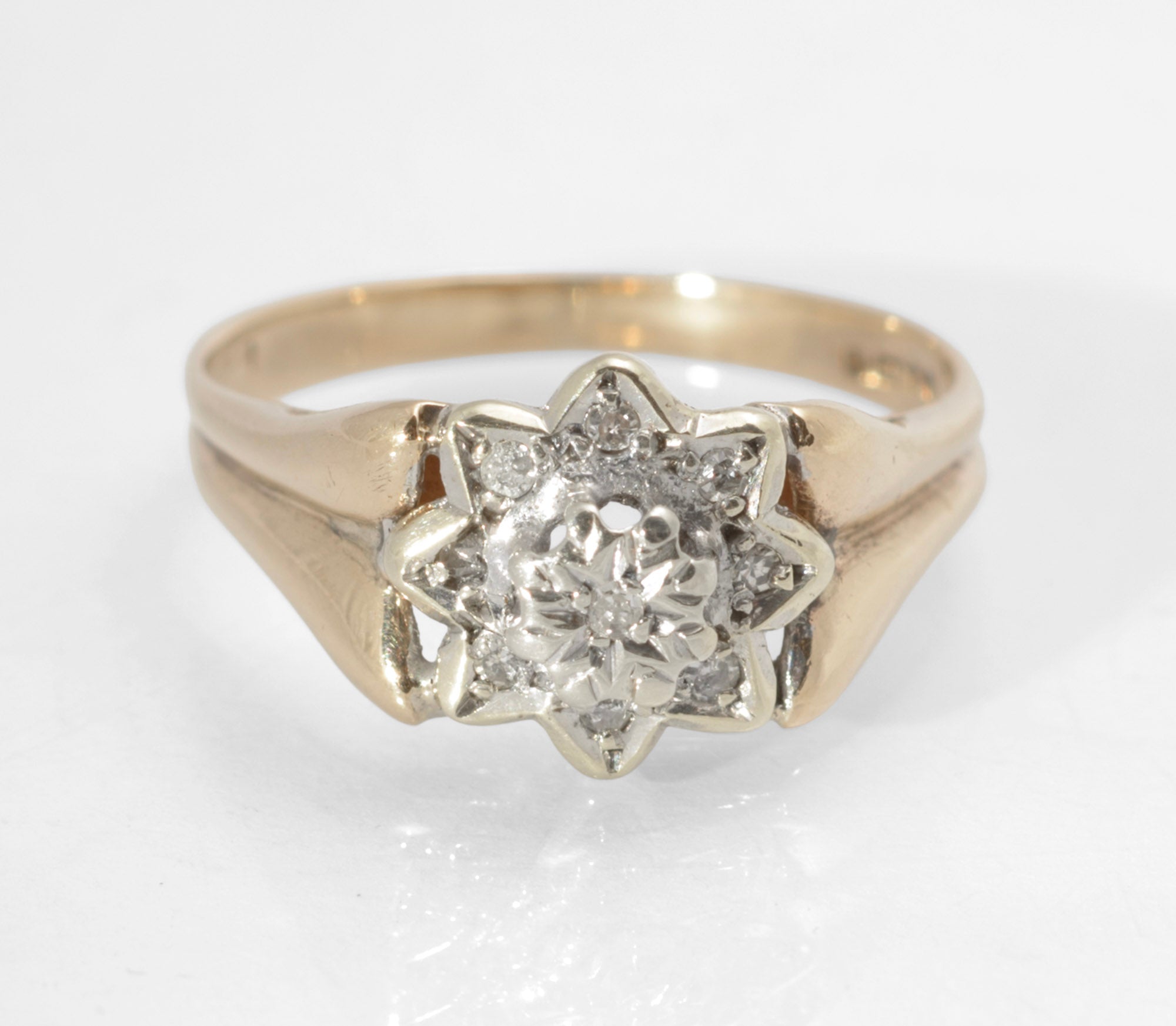 9ct Gold & Diamond Vintage Ladies Ring Flower Set Design UK Size L  (Code A440)