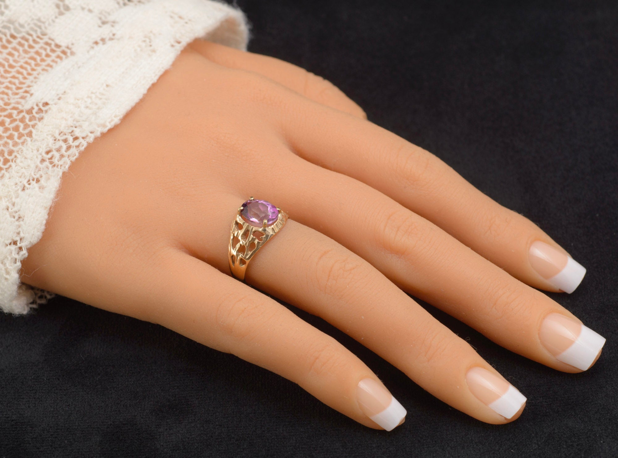 Vintage 9ct Gold Purple Topaz Ring - Modernist Open Shoulders - Birmingham 1975 - UK Size P - A466