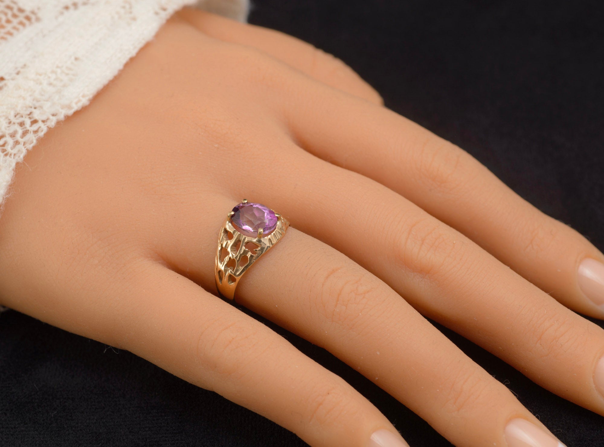 Vintage 9ct Gold Purple Topaz Ring - Modernist Open Shoulders - Birmingham 1975 - UK Size P - A466
