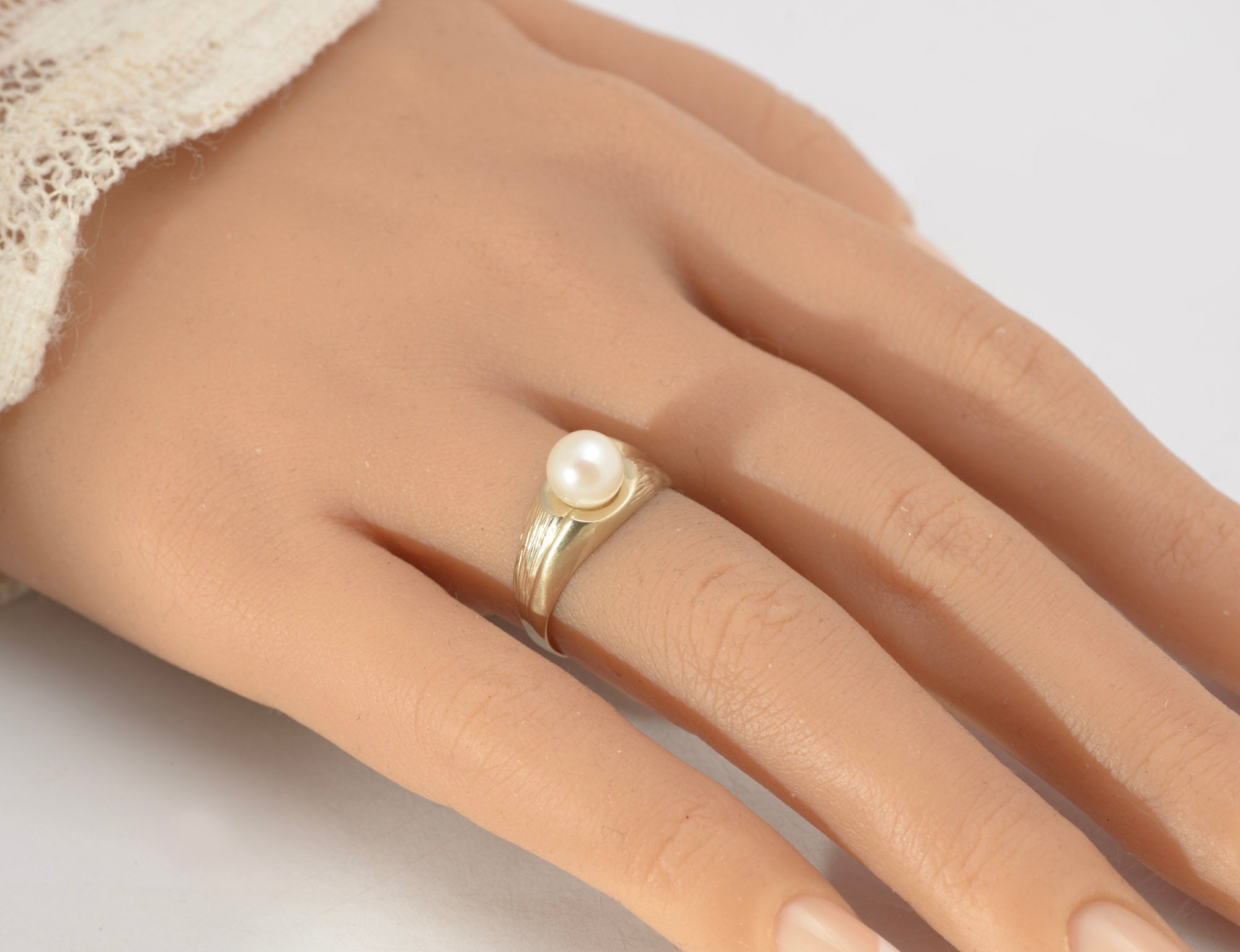 Vintage 9ct Yellow Gold & Cultured Pearl Ring Textured Band Ladies UK Size O  (Code A613)