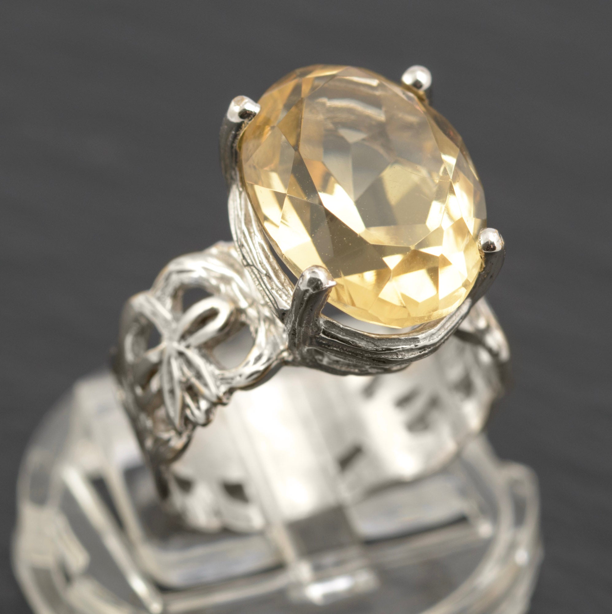 9ct White Gold & Lemon Citrine Ring - 8.5ct Oval Cut - Birmingham 1997 - UK Size N½ - A714