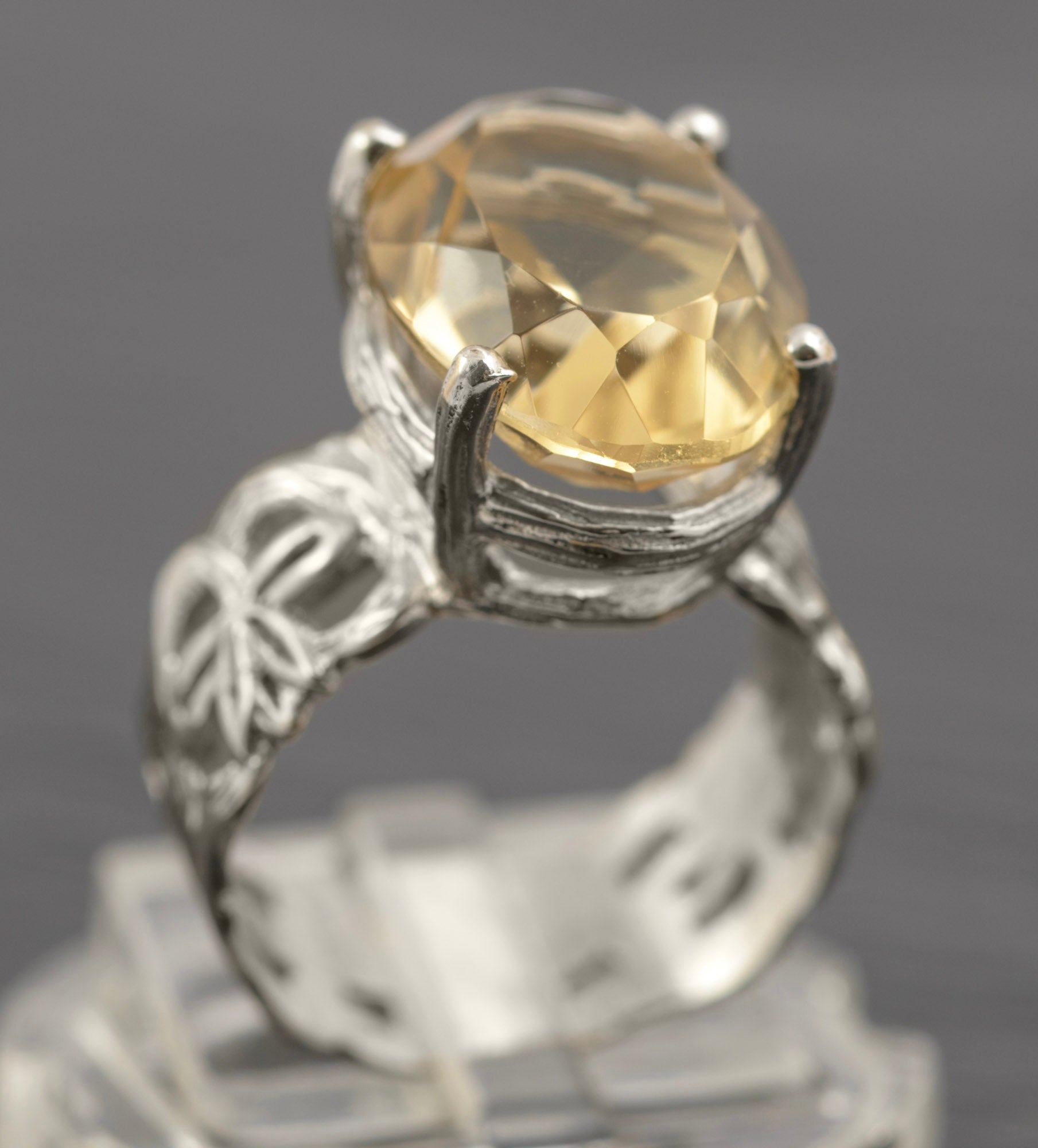 9ct White Gold & Lemon Citrine Ring - 8.5ct Oval Cut - Birmingham 1997 - UK Size N½ - A714