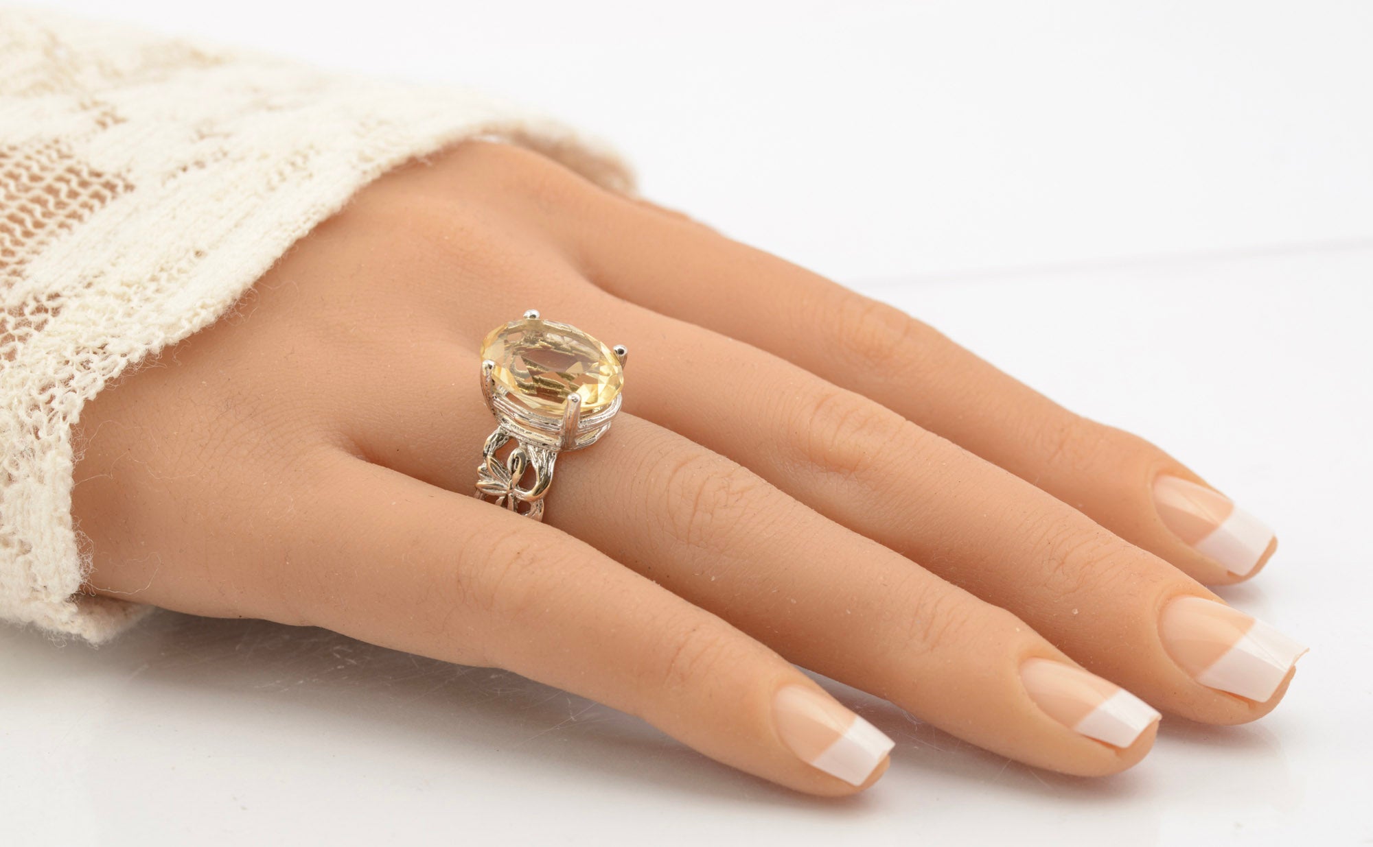 9ct White Gold & Lemon Citrine Ring - 8.5ct Oval Cut - Birmingham 1997 - UK Size N½ - A714
