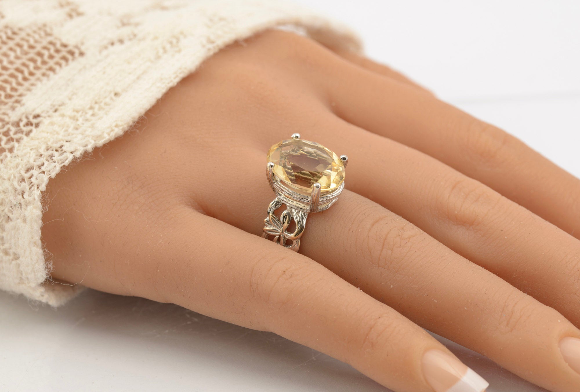 9ct White Gold & Lemon Citrine Ring - 8.5ct Oval Cut - Birmingham 1997 - UK Size N½ - A714