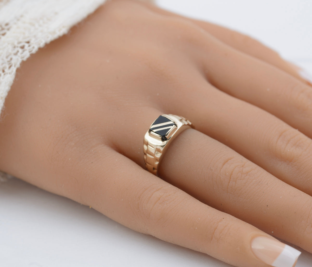 Vintage 9ct Yellow Gold Signet Ring With Black Onyx Panel Hallmarked London 1991 UK Size M1/2  (B2257)