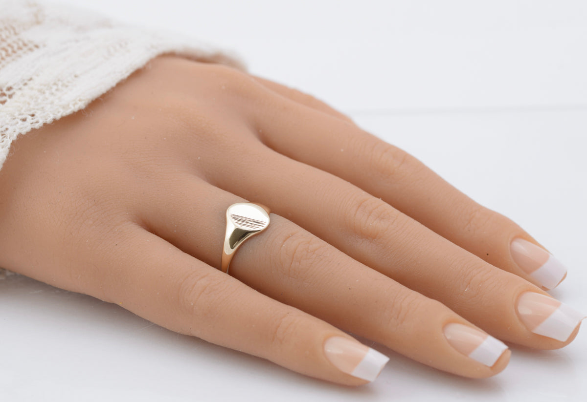 9ct Gold Signet Ring | Oval Textured Head | London Hallmark, Vintage 1976 (B2258)