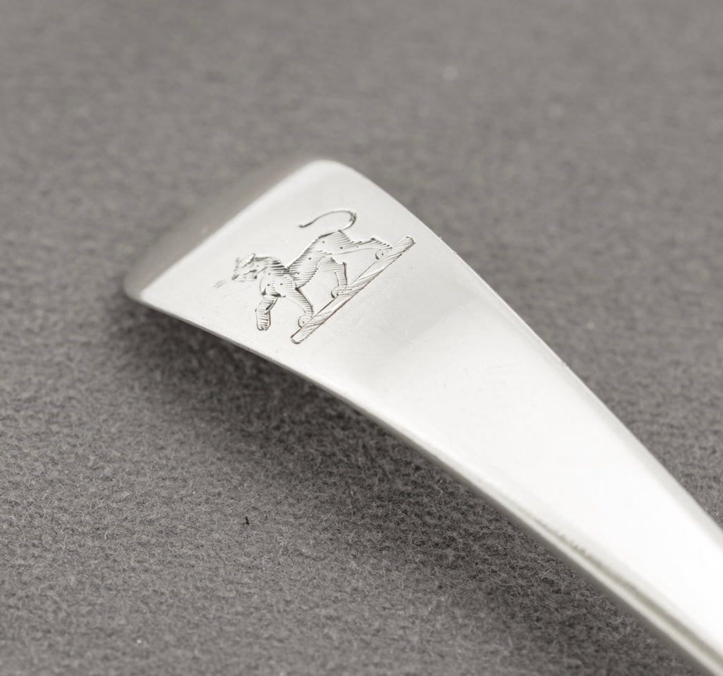 Antique George III / Georgian Sterling Silver Crested Sugar Sifting Spoon (B2321)