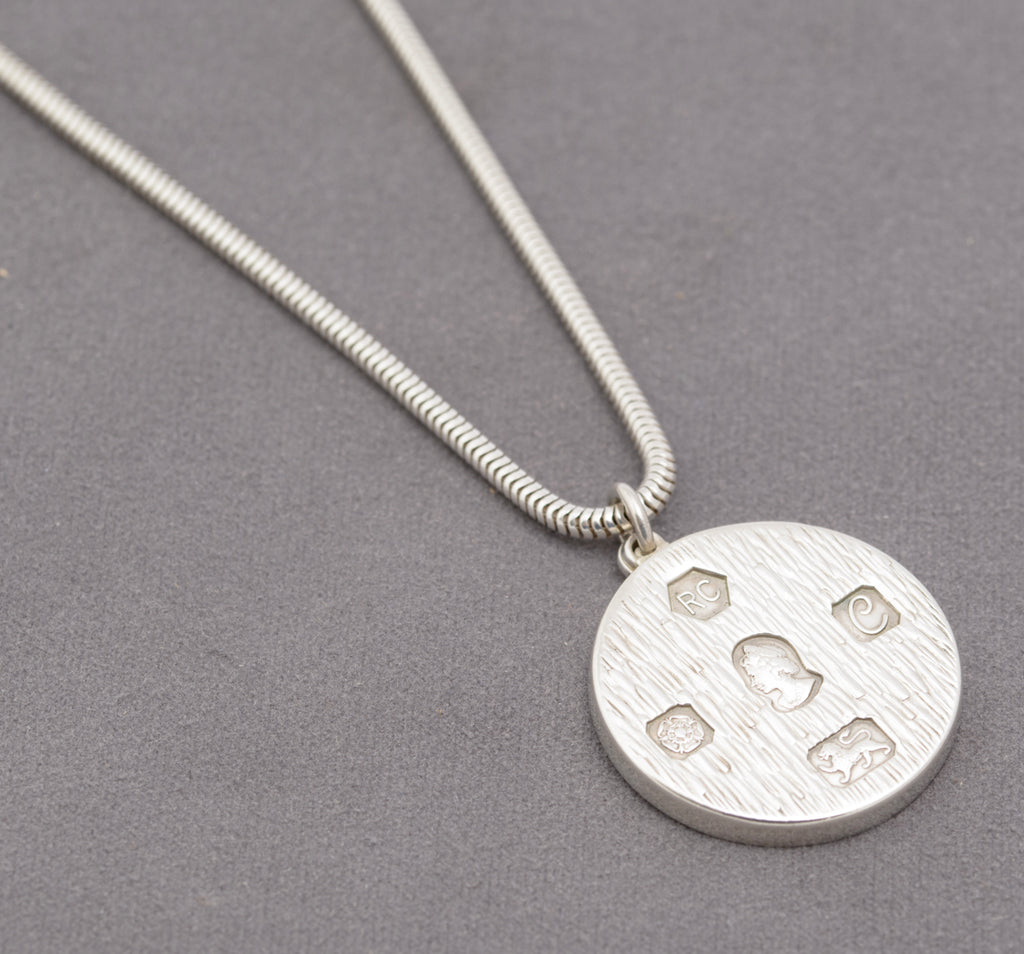 Vintage Sterling Silver 1977 Jubilee Round Ingot Pendant & Snake Chain Necklace (B2324)