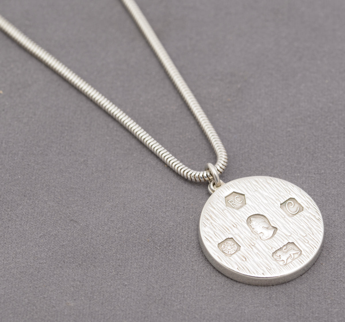 Vintage Sterling Silver 1977 Jubilee Round Ingot Pendant & Snake Chain Necklace (B2324)