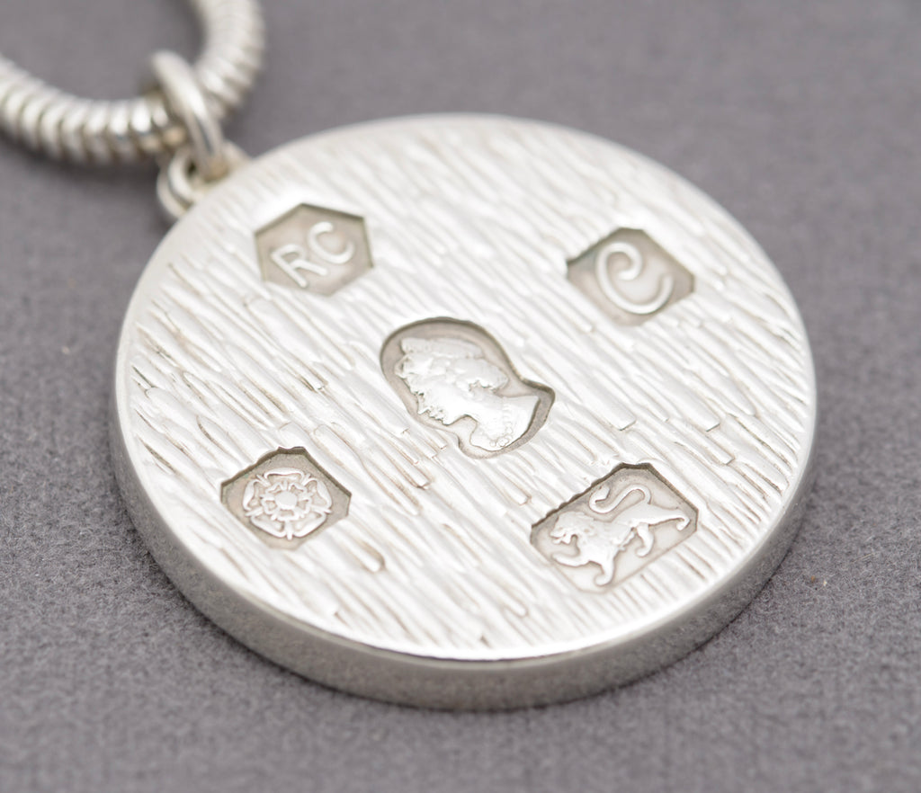 Vintage Sterling Silver 1977 Jubilee Round Ingot Pendant & Snake Chain Necklace (B2324)