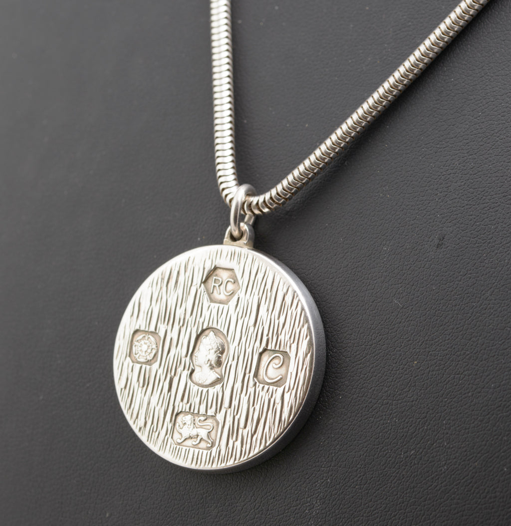 Vintage Sterling Silver 1977 Jubilee Round Ingot Pendant & Snake Chain Necklace (B2324)