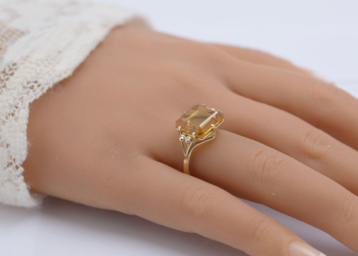 Vintage 9ct Yellow Gold & Square Cut Orange-Yellow Sapphire Ring (B2407)