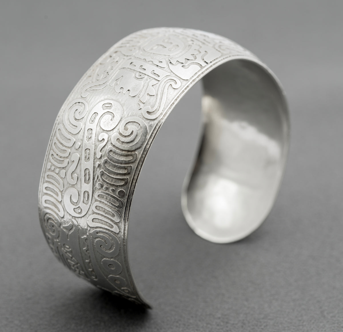 Vintage 925 Sterling Silver Bangle Bracelet Engraved Aztec Design (B2489)