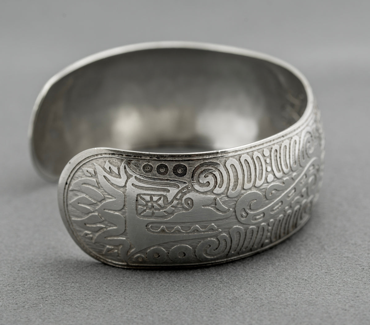Vintage 925 Sterling Silver Bangle Bracelet Engraved Aztec Design (B2489)